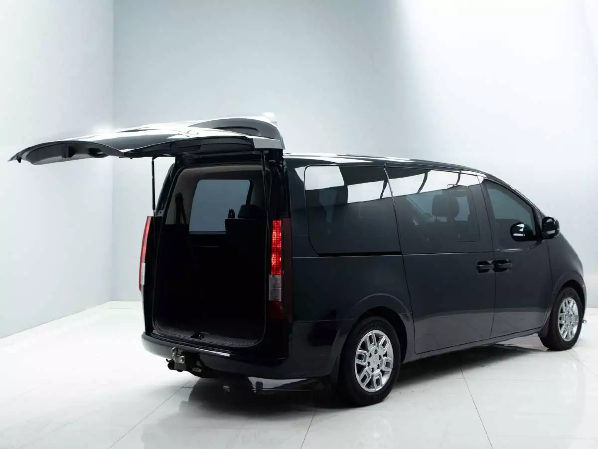 Vehicle Image for 6/17for Hyundai Staria 2.2D Executive 9-seater